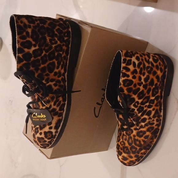 New CLARKS Desert Bootie Leopard Print Calf Hair Ankle Boots Size 6.5M - Picture 1 of 13